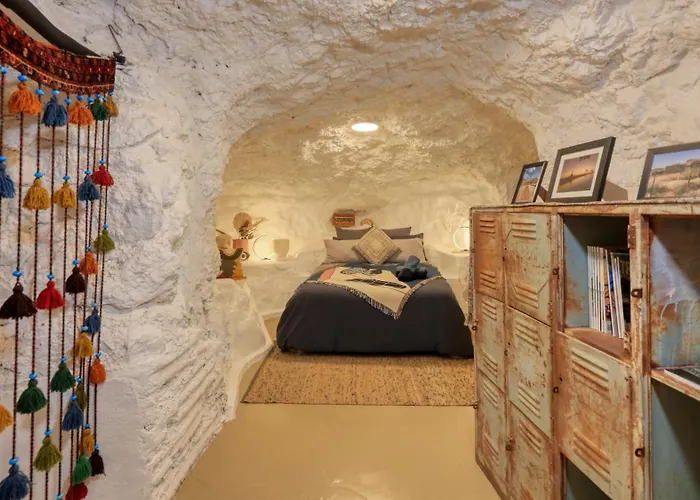 White Cliffs Accommodation -Daybreak Dugout - Unique Cave House