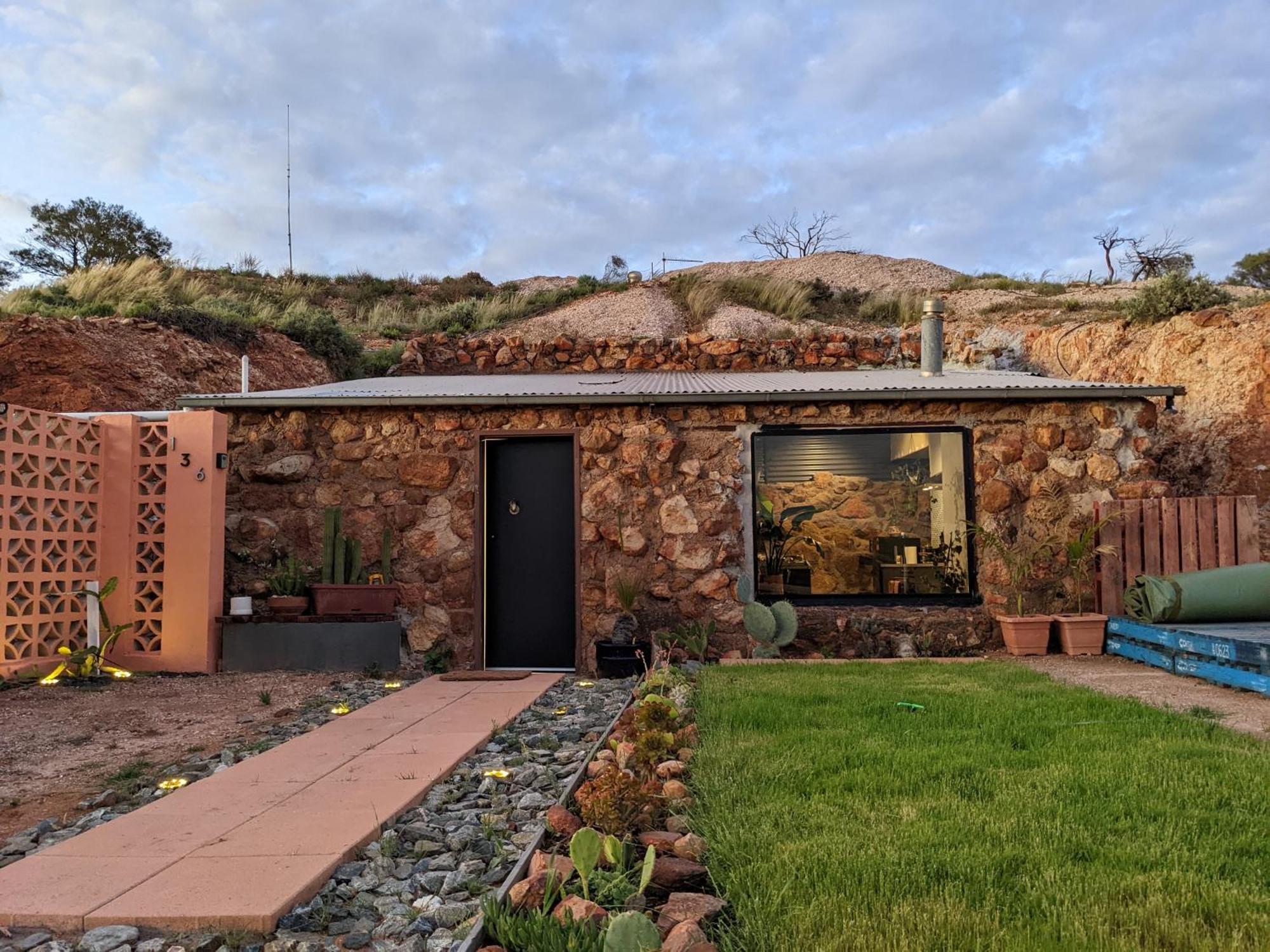 -daybreak Dugout - Unique Cave House
